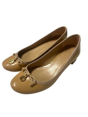 Tory Burch Chelsea Camellia Pump Tan Nude Patent Leather Low Heel Logo Size 7.5